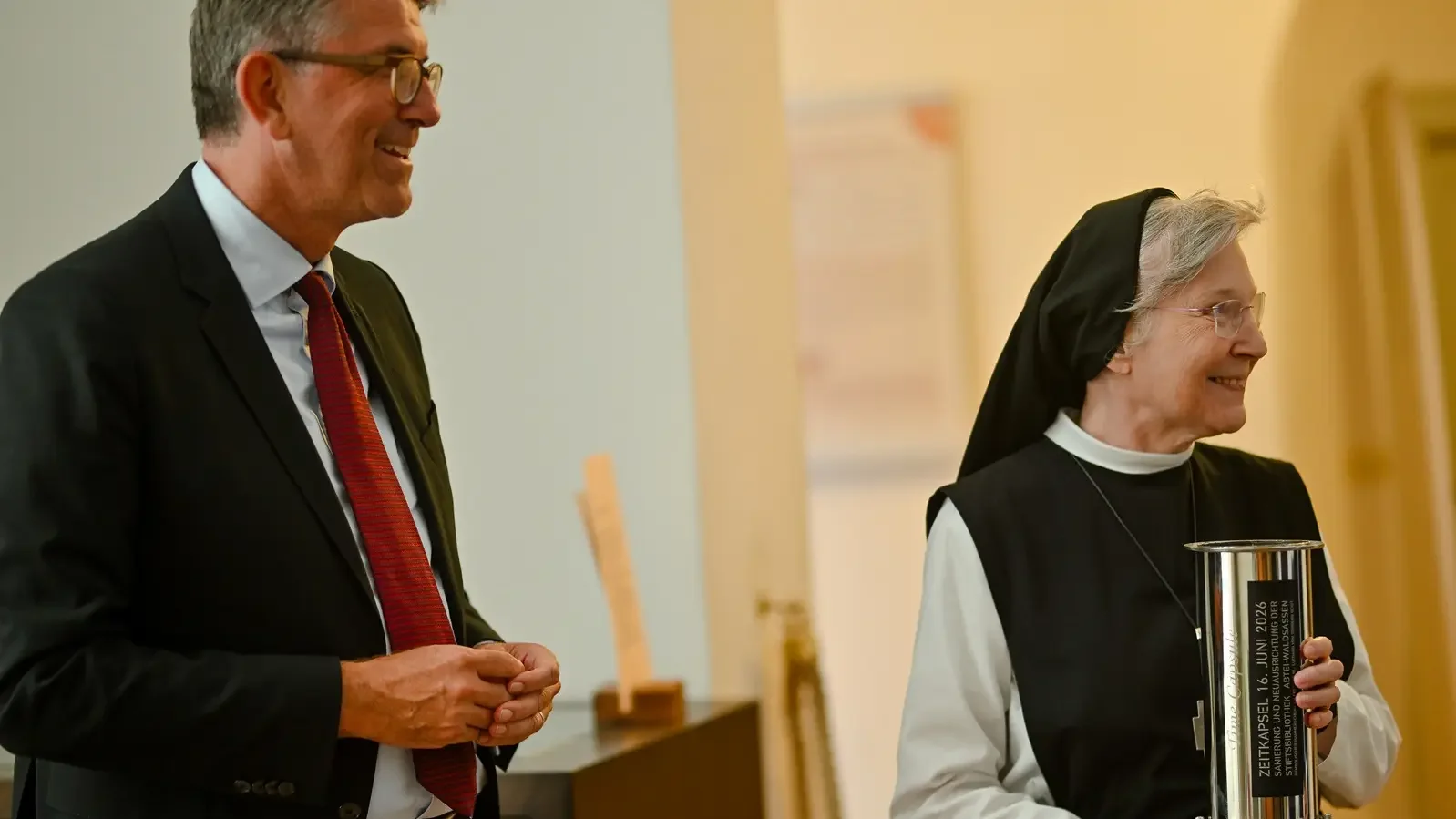 Staatsminister Weimer mit der &Auml;btissin des Klosters und einer Zeitkapsel 
