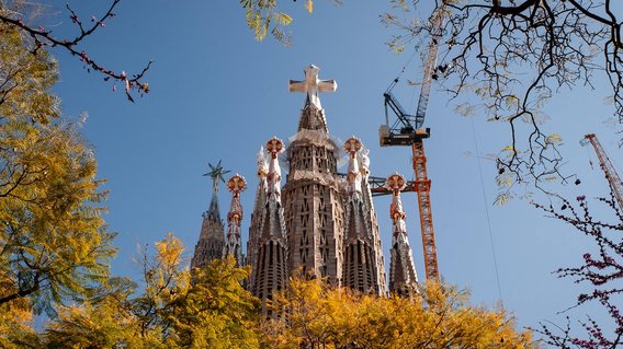 Blick von unten auf den Kirchturm der Sagrada Familia 