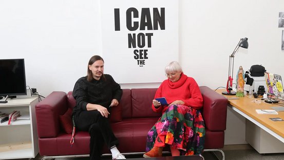 Kulturstaatsministerin Roth im Gespräch mit Manaf Halbouni in seinem Atelier in der Villa Massimo