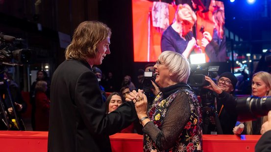 Claudia Roth und Lars Eidinger auf dem roten Teppich am Eröffnungsabend der 74. Berlinale.