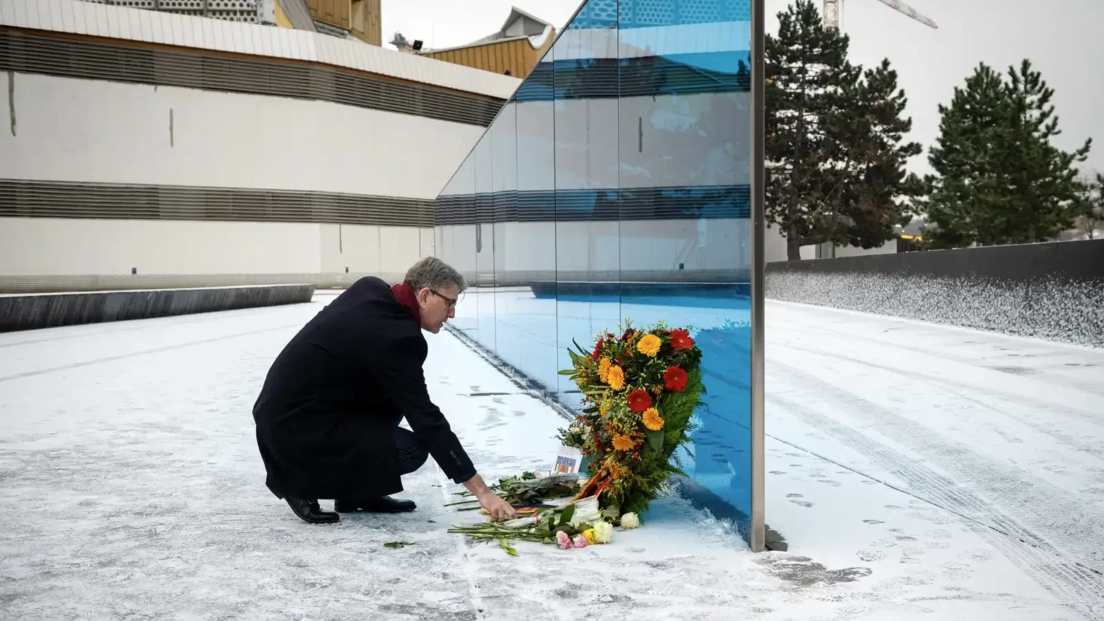 Staatsminister Weimer legt einen Kranz am Gedenk- und Informationsort f&uuml;r die Opfer der nationalsozialistischen &bdquo;Euthanasie&ldquo;-Morde nieder.