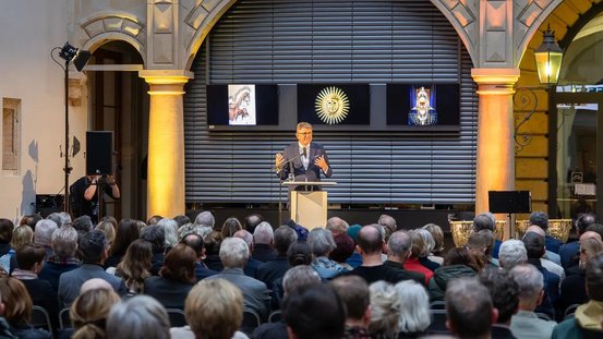 Staatsminister Weimer h&auml;lt w&auml;hrend des Festakts im Kleinen Schlosshof ein Gru&szlig;wort.