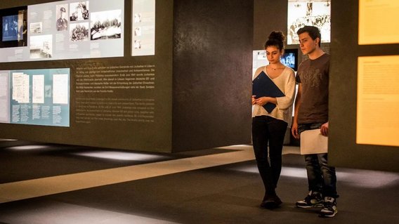 Zwei junge Besucher betrachten eine Schautafel in der Ausstellung der Stiftung Denkmal f&uuml;r die ermordetenen Juden Europas.