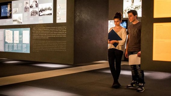 Zwei junge Besucher betrachten eine Schautafel in der Ausstellung der Stiftung Denkmal f&uuml;r die ermordetenen Juden Europas.