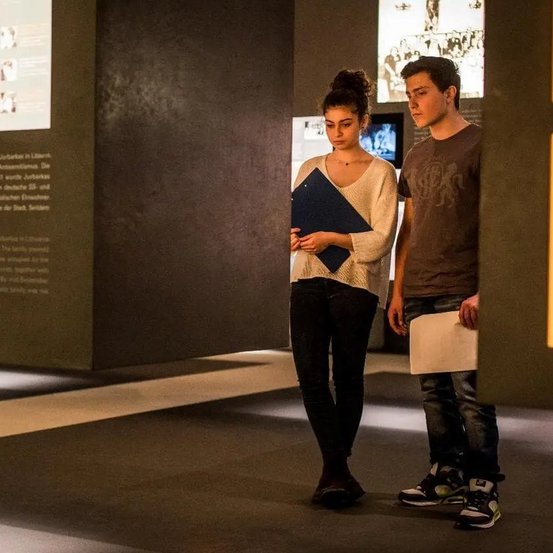 Zwei junge Besucher betrachten eine Schautafel in der Ausstellung der Stiftung Denkmal für die ermordetenen Juden Europas.