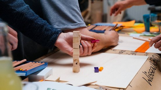 Kreative Köpfe arbeiten an der Entwicklung eines Spiels bei den Serious Games Maker Days.
