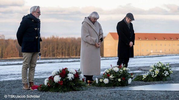 Kulturstaatsministerin Claudia Roth bei der Kranzniederlegung in der Gedenkstätte Buchenwald