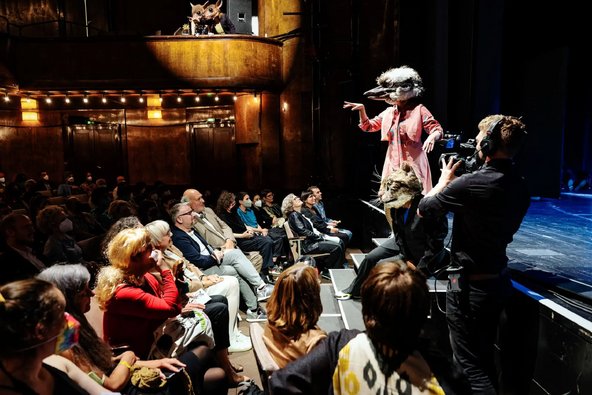 Kulturstaatsministerin Claudia Roth sitzt im Publikum bei der Verleihung des Tabori Preises 2022 im Berline Theater Hebbel am Ufer (HAU).
