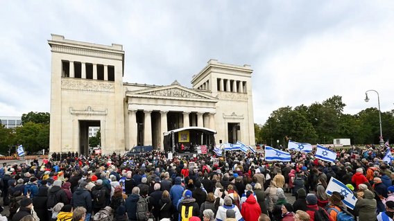 Bild zum Artikel: "Kundgebung DACH GEGEN HASS – Staatsminister Weimer: „Es genügt nicht, Antisemitismus zu bedauern. Wir müssen handeln.“"
