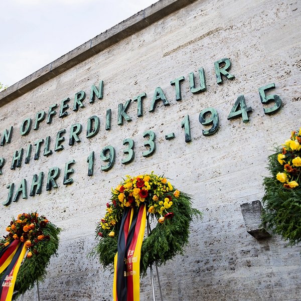 Gedenkkränze, Gedenkstätte Berlin-Plötzensee.