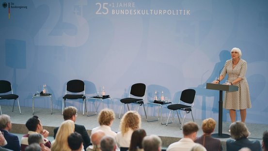 Kulturstaatsministerin Roth hält ein Grußwort bei der Feier zu 25 Jahren BKM im Bundeskanzleramt