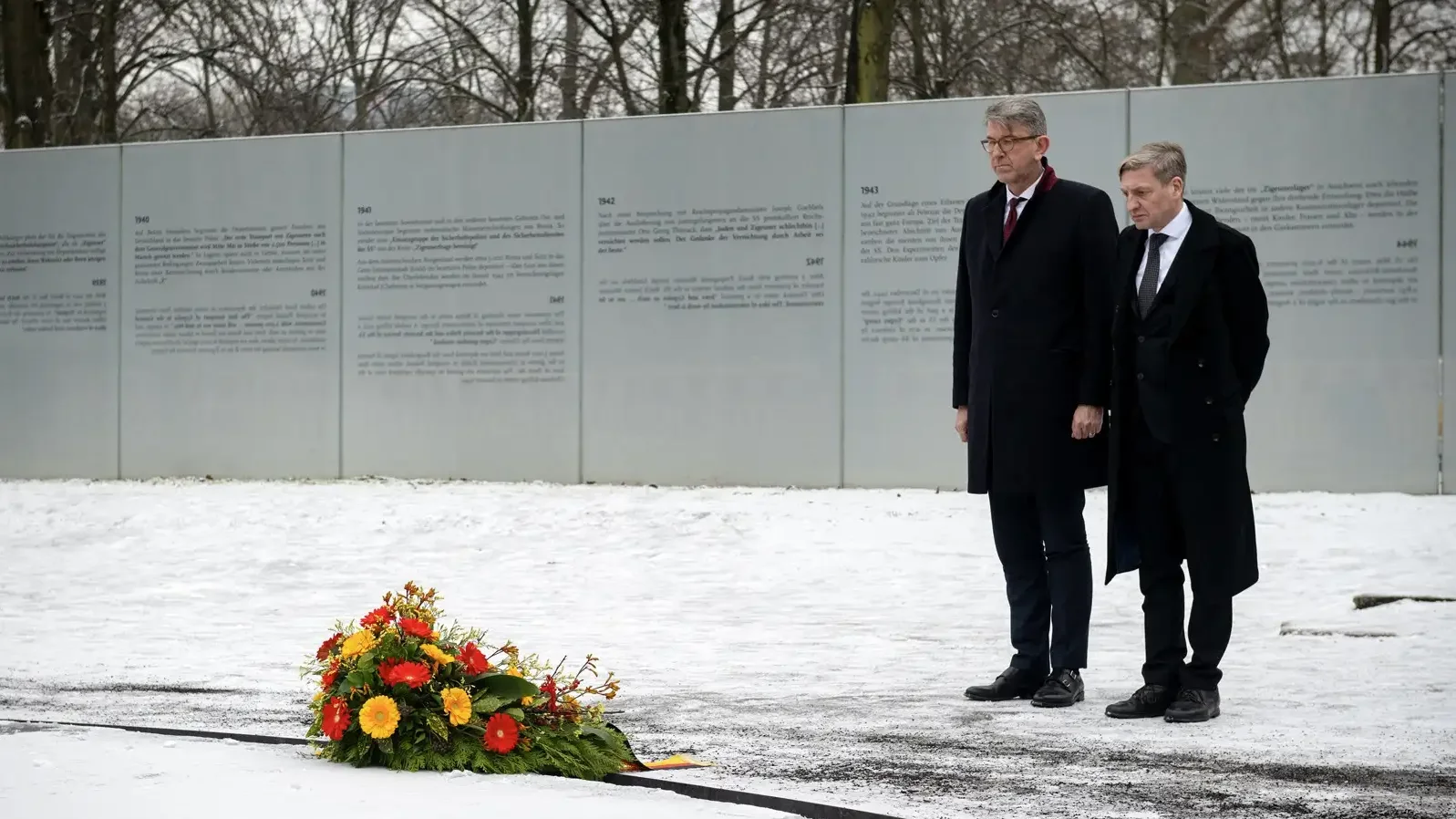 Staatsminister Weimer und Stiftungsdirektor Uwe Neum&auml;rker stehen am Denkmal f&uuml;r die im Nationalsozialismus ermordeten Sinti und Roma Europas.
