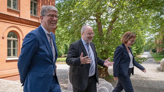Wolfram Weimer, Michael Hollmann und Andrea Hänger am Bundesarchiv-Standort Berlin-Lichterfelde.