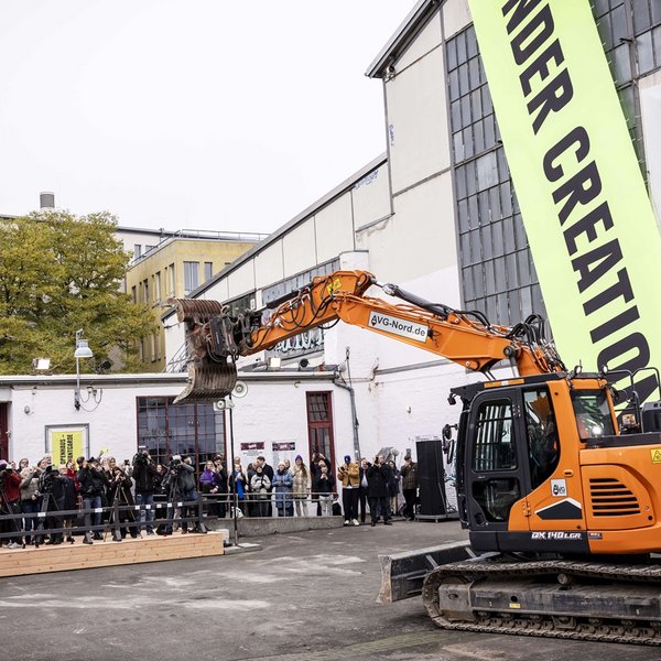 Baggerperformance vor Publikum auf dem Gel&auml;nde von Kampnagel