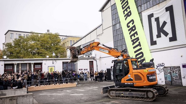 Baggerperformance vor Publikum auf dem Gel&auml;nde von Kampnagel