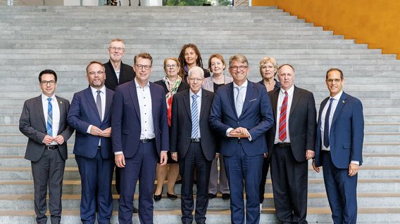 Bild zum Artikel: "Meilenstein auf dem Weg zur Schiedsgerichtsbarkeit NS-Raubgut: Ausschuss verständigt sich im Kanzleramt auf Schiedsrichterverzeichnis und Präsidium"