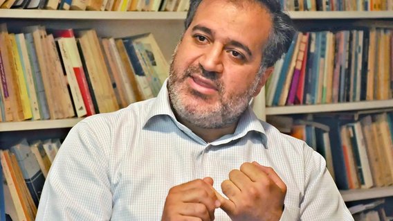 Bild zum Artikel: "Festnahme von oscarnominiertem Drehbuchautor Mehdi Mahmoudian im Iran – Staatsminister Weimer verurteilt Angriff auf künstlerische Freiheit"