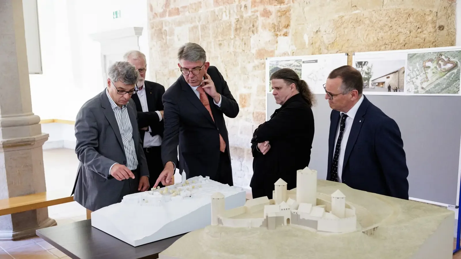 Staatsminister Weimer werden die Bauma&szlig;nahmen anhand eines Modells gezeigt. 
