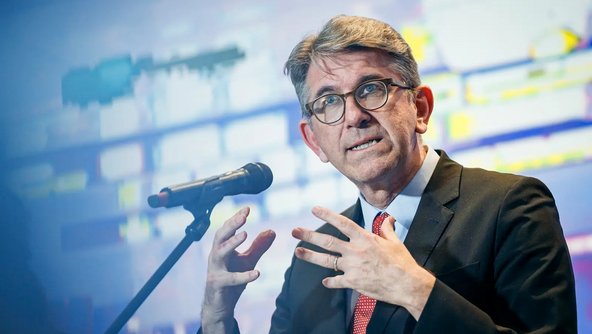 Staatsminister Weimer beim Pressestatement