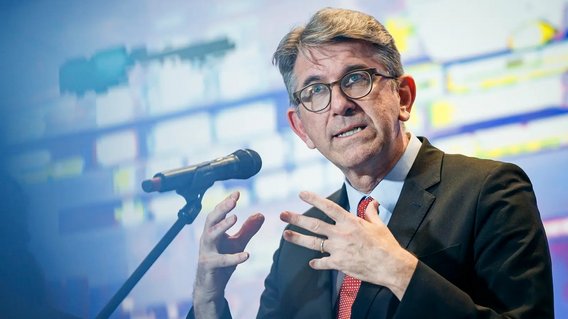 Staatsminister Weimer beim Pressestatement