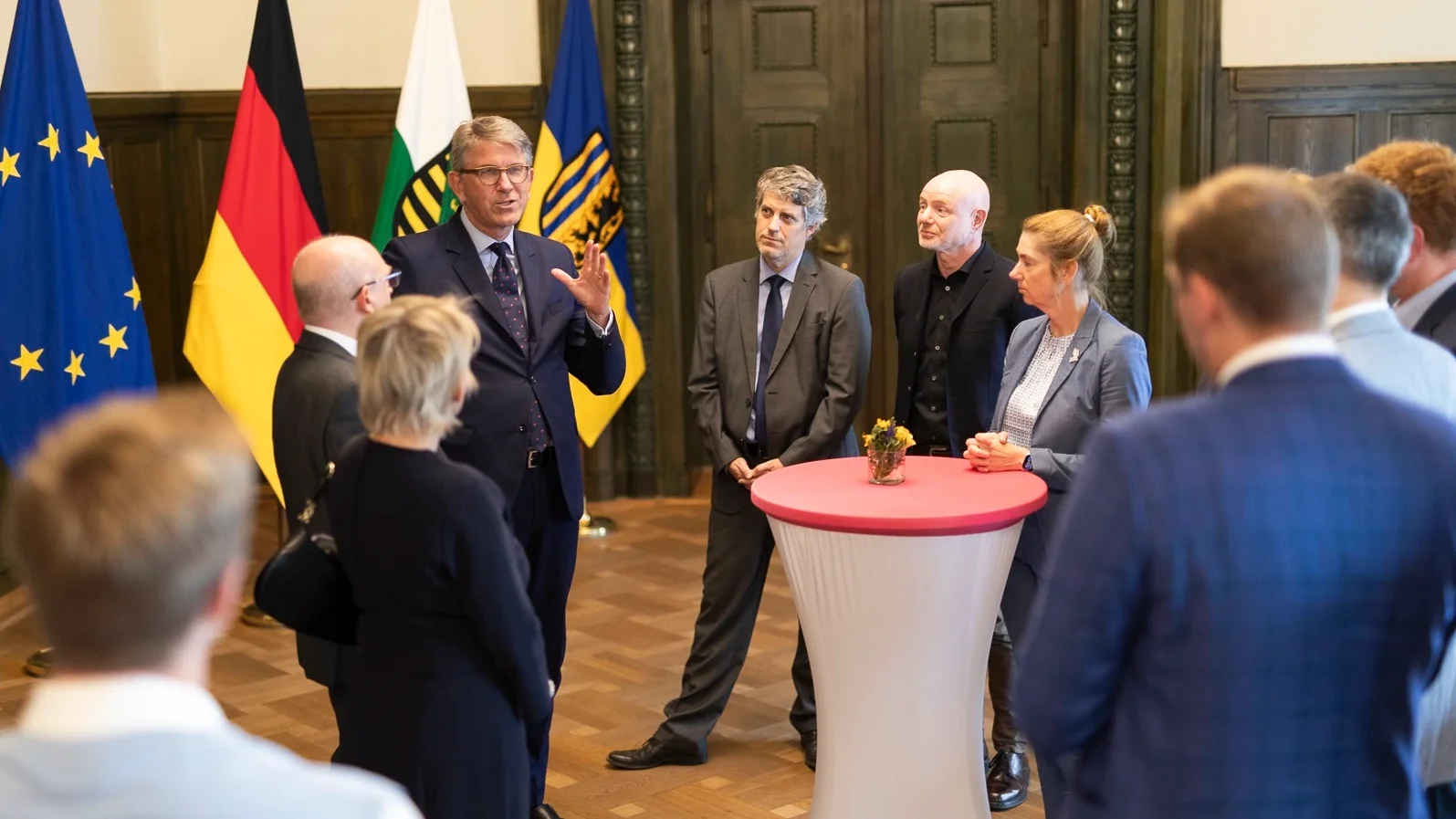 Der Staatsminister im Chemnitzer Rathaus im Gespr&auml;ch mit Vertreterinnen und Vertretern aus Politik und Kultur
