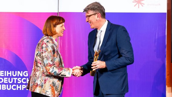 Staatsminister Weimer &uuml;bergibt die Goldene Lola an Lena Liberta.