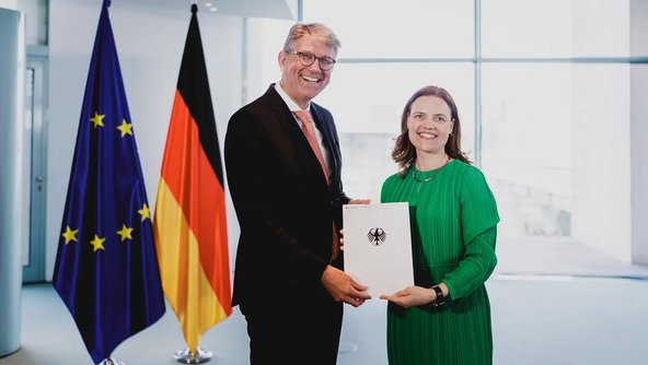 Staatsminister Weimer &uuml;bergibt den F&ouml;rderbescheid an die Vertreterin eines F&ouml;rderprojekts