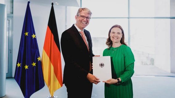 Staatsminister Weimer &uuml;bergibt den F&ouml;rderbescheid an die Vertreterin eines F&ouml;rderprojekts