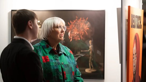 Die Kulturstaatsministerin mit einem Schüler vor einem der Kunstwerke.