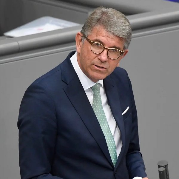 Foto von Kulturstaatsminister Weimer bei seiner Rede im Deutschen Bundestag