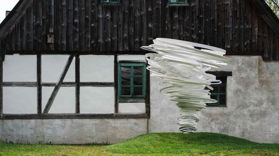 Alice Aycocks Skulptur „Twister Again“ am Erzgebirgisches Freilichtmuseum in Seiffen.