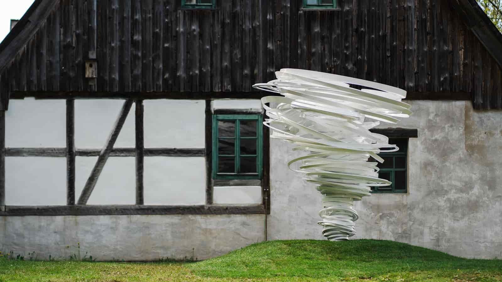 Alice Aycocks Skulptur &bdquo;Twister Again&ldquo; am Erzgebirgisches Freilichtmuseum in Seiffen.