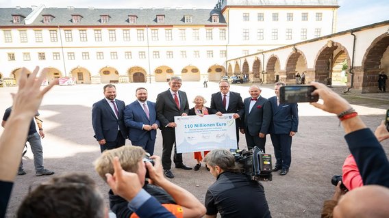 Bild zum Artikel: "110 Millionen Euro für Schloss Friedenstein - Staatsminister Weimer und Ministerpräsident Voigt überreichen symbolischen Scheck"