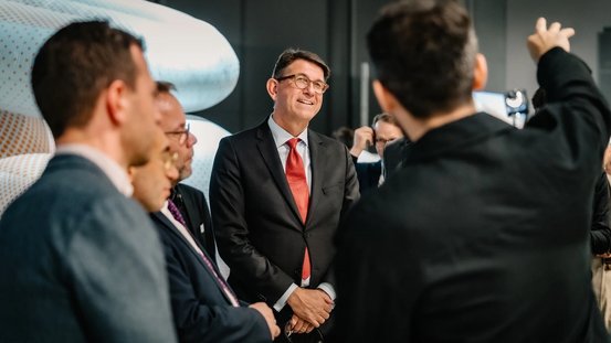 Staatsminister Weimer wird durch den Ehrengast-Pavillon gef&uuml;hrt