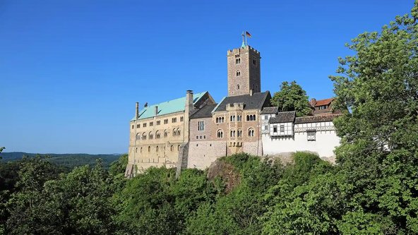 Die Wartburg vor blauem Himmel