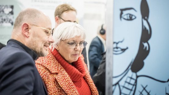 Claudia Roth und Ulrich Baumann bei der Eröffnung der Wanderaussstellung.