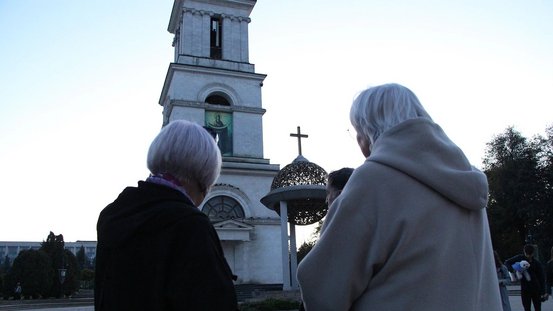 Claudia Roth beim historischen Stadtrundgang in Chișinău.