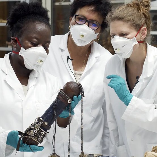 Wissenschaftlerinnen des Museums Association of Namibia und des Ethnologischen Museums in Berlin im Austausch