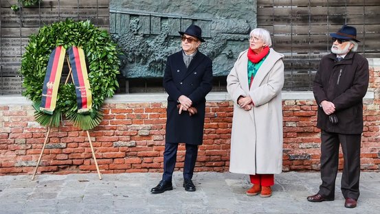 Kulturstaatsministerin Roth legt in Erinnerung an die jüdischen Opfer des NS-Regimes im historischen Jüdische Viertel in Venedig einen Gedenkkranz nieder
