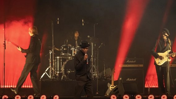 Der Liveact Grenzkontrolle performt auf der APPLAUS-B&uuml;hne in rotem Licht. 