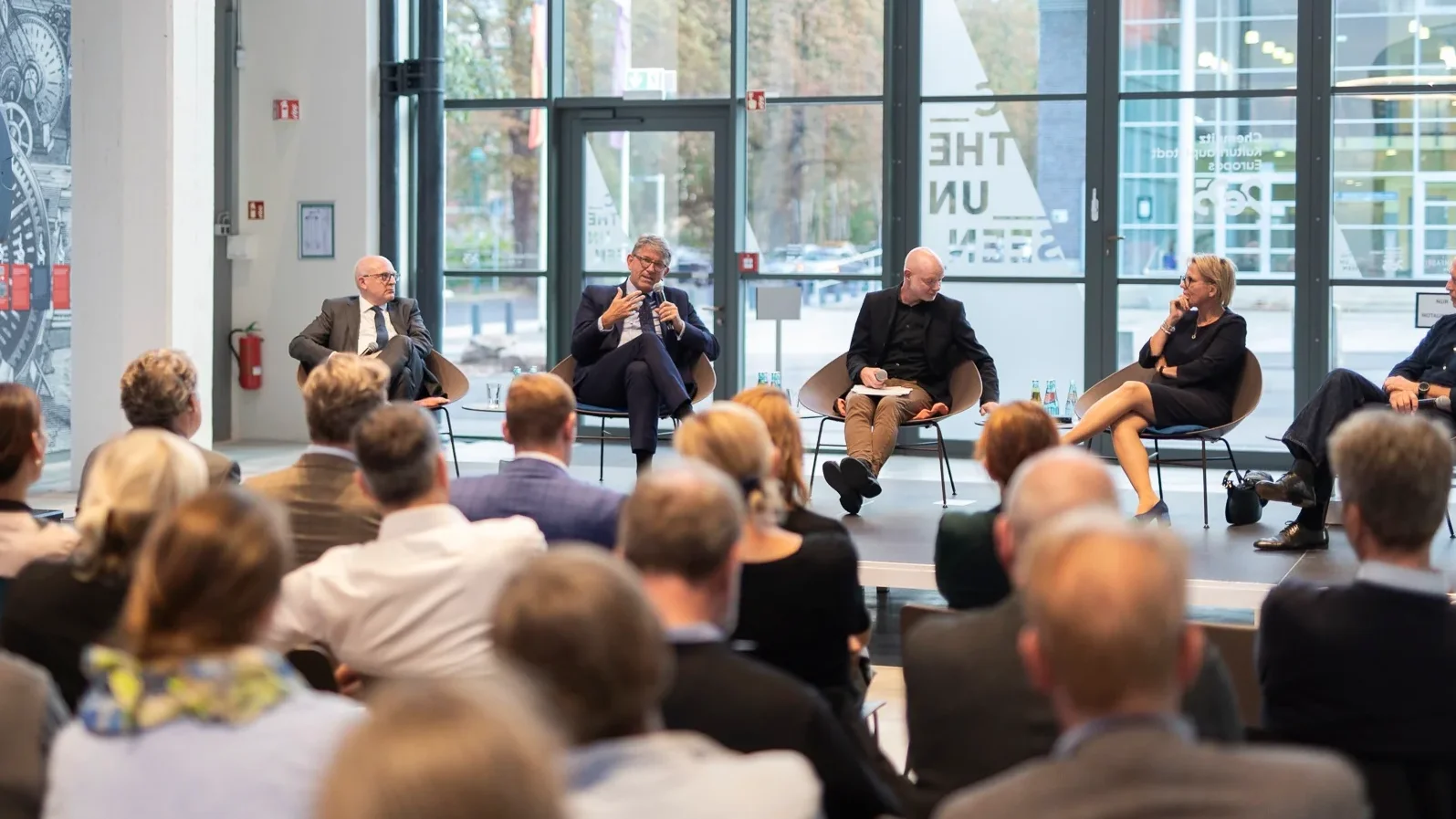 Podiumsdiskussion vor Publikum mit Staatsminister Weimer und Hasko Weber