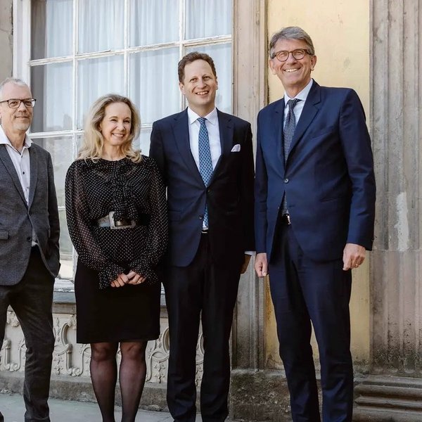 Kulturstaatsminister Weimer mit dem Generaldirektor der Preußischen Stiftung Schlösser und Gärten Berlin-Brandenburg Christoph Martin Vogtherr, der Staatssekretärin für Kultur in der Berliner Senatsverwaltung für Kultur und Gesellschaftlichen Zusammenhalt Sarah Wedl-Wilson und Georg Friedrich Prinz von Preußen.