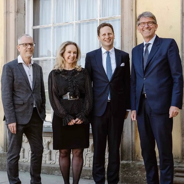 Kulturstaatsminister Weimer mit dem Generaldirektor der Preußischen Stiftung Schlösser und Gärten Berlin-Brandenburg Christoph Martin Vogtherr, der Staatssekretärin für Kultur in der Berliner Senatsverwaltung für Kultur und Gesellschaftlichen Zusammenhalt Sarah Wedl-Wilson und Georg Friedrich Prinz von Preußen.
