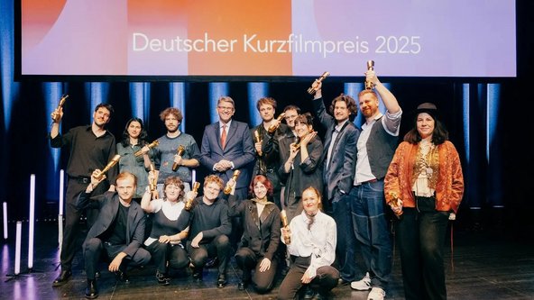 Staatsminister WOlfram Weimer mit den Gewinnerinnen und Gewinnern des Deutschen Kurzfilmpreises 2025.