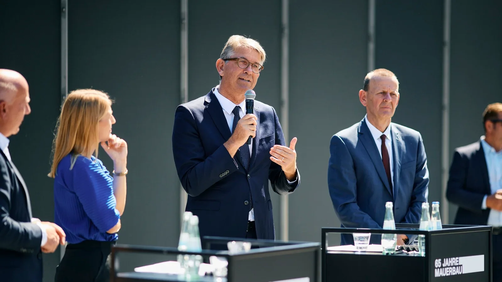 Staatsminister Weimer, der Regierende B&uuml;rgermeister Kai Wegner, Simone Leimbach von Kulturprojekte Berlin und Axel Klausmeier von der Stiftung Berliner Mauer bei der Pressekonferenz