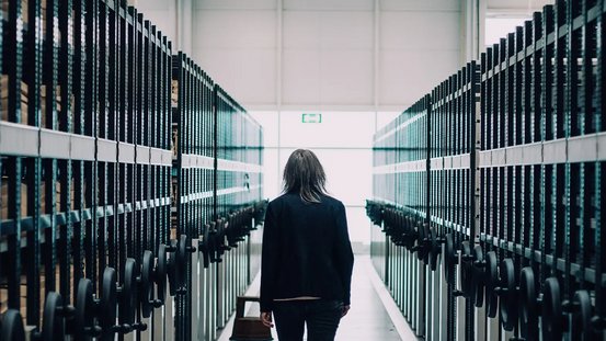 Frau k&auml;uft durch G&auml;nge des Bundesarchivs