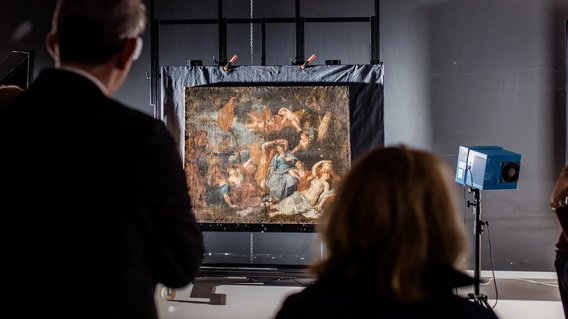 Ein f&uuml;r die Untersuchung beleuchtetes Gem&auml;lde
