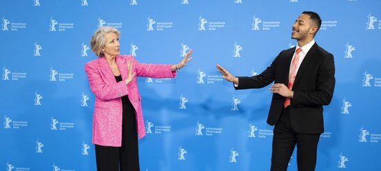 Emma Thompson und Daryl McCormack beim Photo-Call auf der Berlinale 2022.