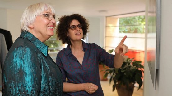 Kulturstaatsministerin Roth mit Noa Karavan