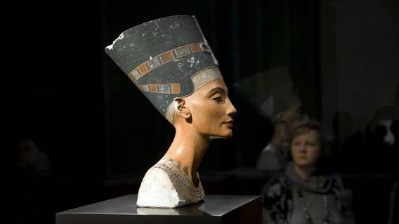 Die B&uuml;ste der Nofretete im Neuen Museum bei dunklem Licht.